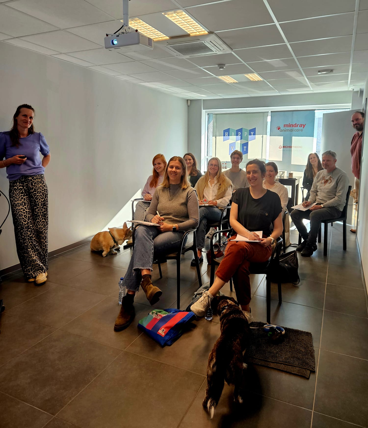 Happy Vet en Echomedic mochten de Evidensia Academy BE wederom ondersteunen bij deel 2 van de opleiding Echografie van het abdomen, met de echosystemen van Mindray Animal. De opleiding werd gegeven door Dr. Sarah Clearhoudt en ondersteund door onze applicatiespecialist Sebastiaan Tavernier.
