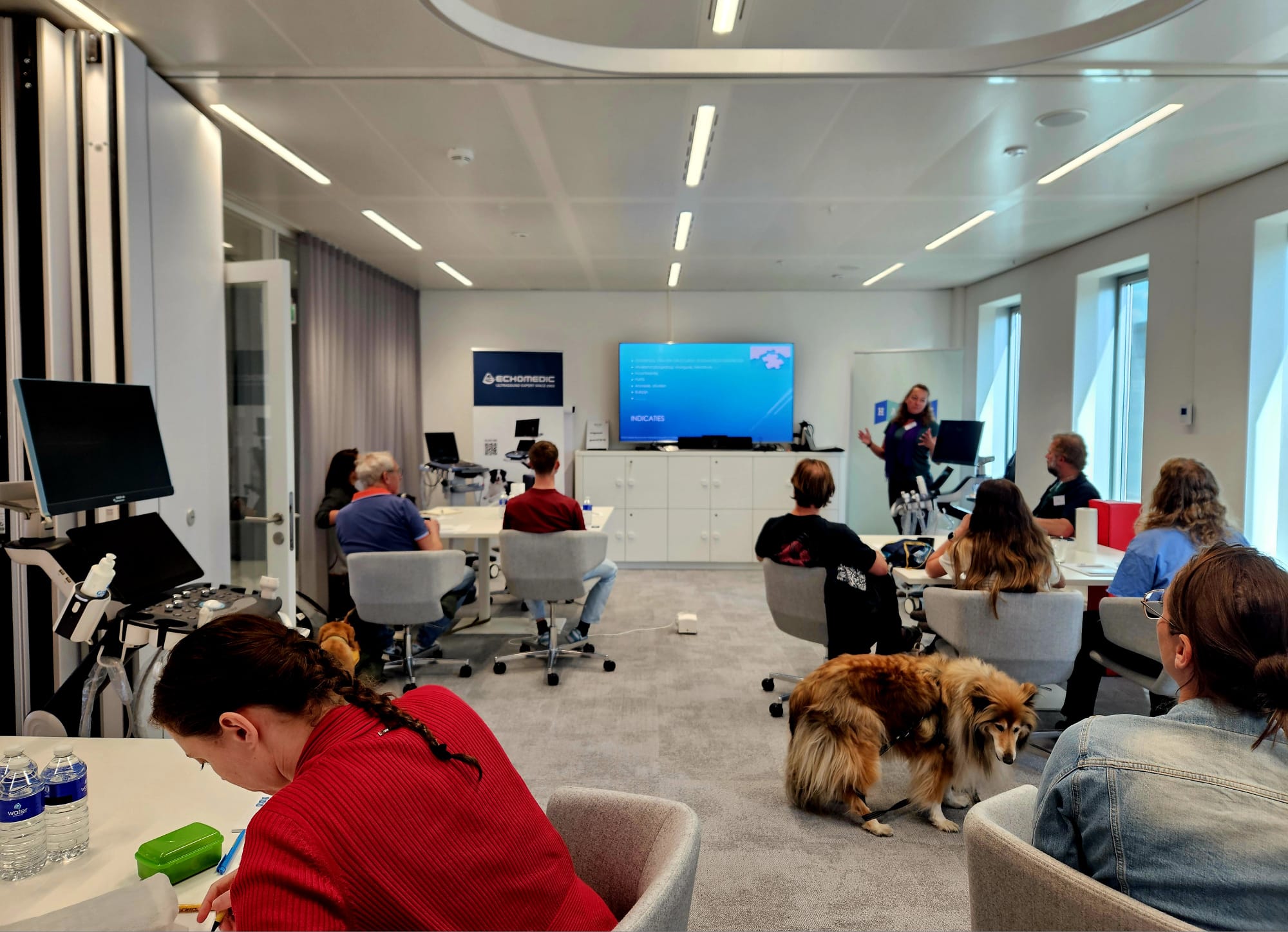 Wat een grote stap! We hadden het genoegen de eeste Happy Vet opleiding in Nederland te mogen ondersteunen, dit in samenwerking met Mindray Animal. En wat een succes! 14 gemotiveerde dierenarsten werden onder begeleiding van drs. Melanie Bouwmeester onderricht in de principes van echografie, artefacten, frequencies, type sondes etc.. In het practicum werden de grote organen in beeld gebracht en oefenden de deelnemers hun echo-skills. Een fijne groep dierenartsen!
