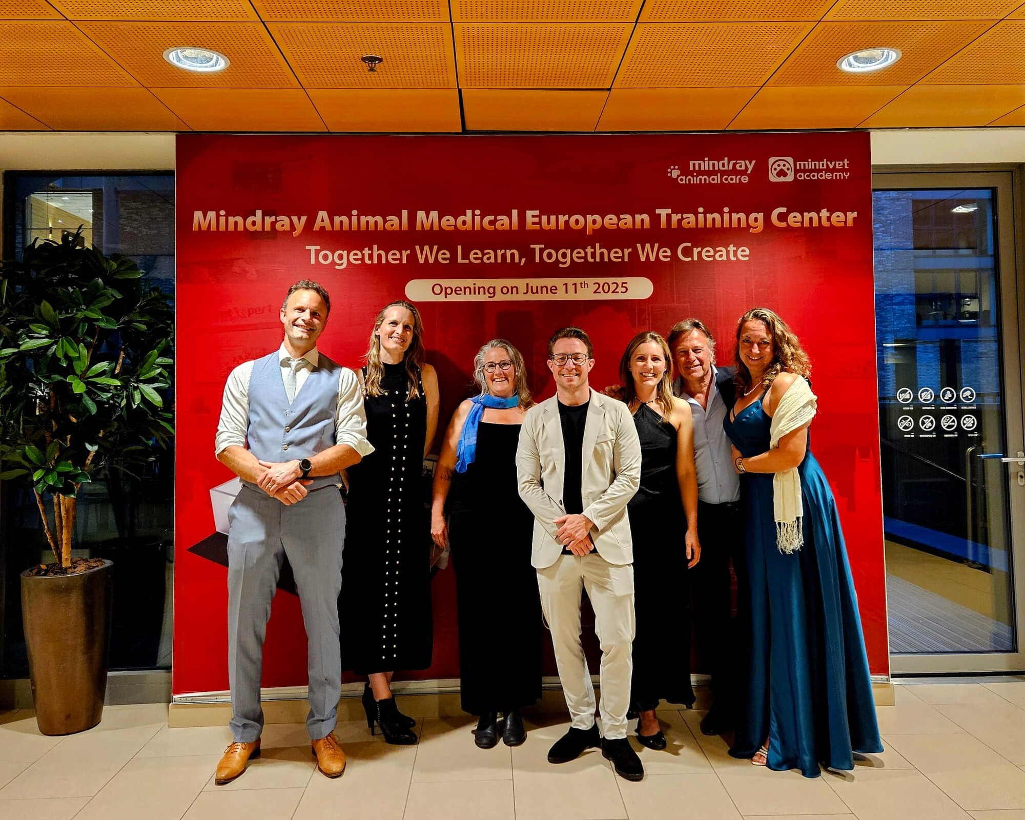 Op 11 en 12 juni waren we aanwezig bij een bijzonder tweedaags evenement ter gelegenheid van de officiële opening van het nieuwe Europese trainingscentrum van Mindray Animal Medical. Het event bracht internationale partners, key opinion leaders en collega’s uit heel Europa samen en bood een inspirerende omgeving voor uitwisseling en samenwerking.