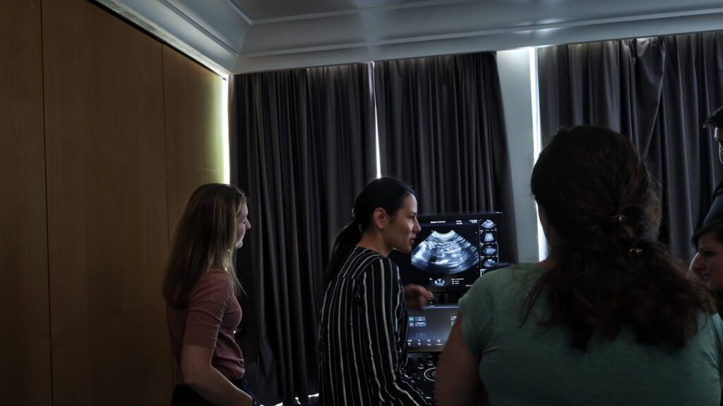 Ondersteuning van onze applicatie specialist Nassèra bij de ESAVS opleidingen echo abdomen