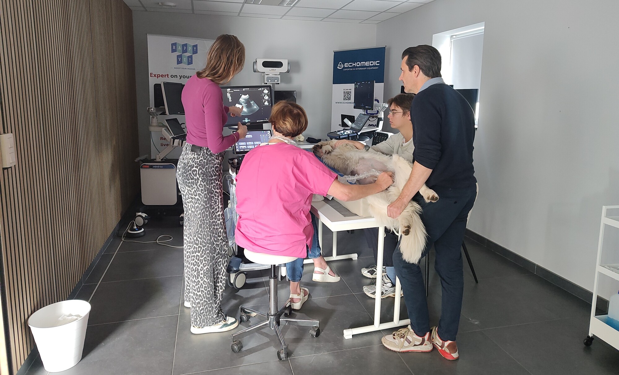 Happy Vet en Echomedic organiseerden een one-on-one echo-opleiding met Dr. Sarah Claerhoudt. Dierenartsen brachten een eigen patiënt mee en kregen een uur lang persoonlijke begeleiding, volledig afgestemd op hun tempo en niveau.

Een praktische en intensieve formule die ruimte gaf om vragen te stellen, moeilijke casussen samen te bekijken en onmiddellijk toepasbare inzichten mee te nemen naar de praktijk.