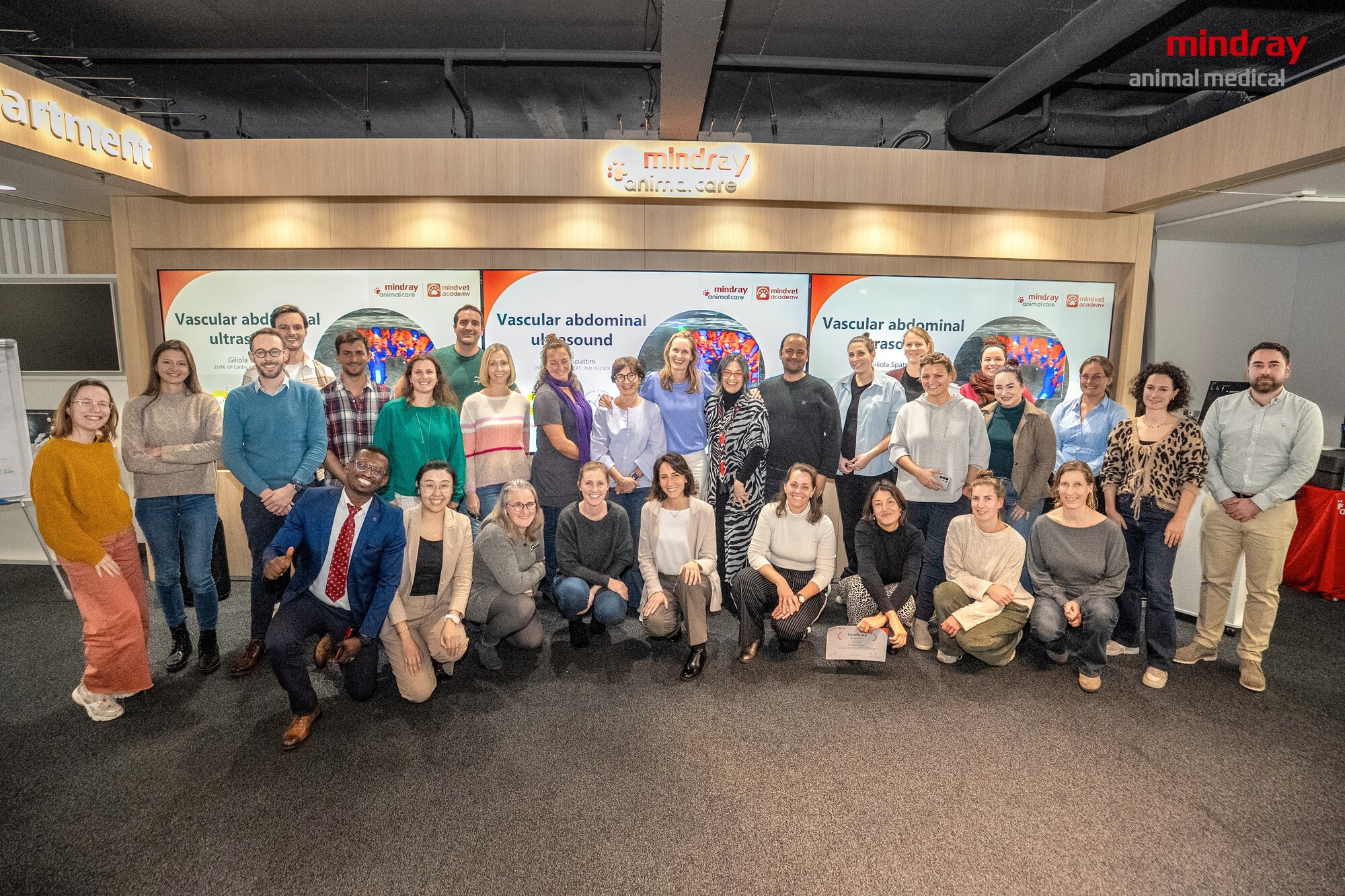 Afgelopen woensdag waren wij aanwezig bij de exclusieve Masterclass ‘Vaatonderzoek in abdominaal echografie’ in het Mindray Animal European Training Center in Den Haag.
Onder leiding van Dr. Giliola Spattini bood deze Mindvet Academy Masterclass een inspirerende mix van kennis, praktijk en casussen rond het gebruik van Doppler in abdominale echografie.