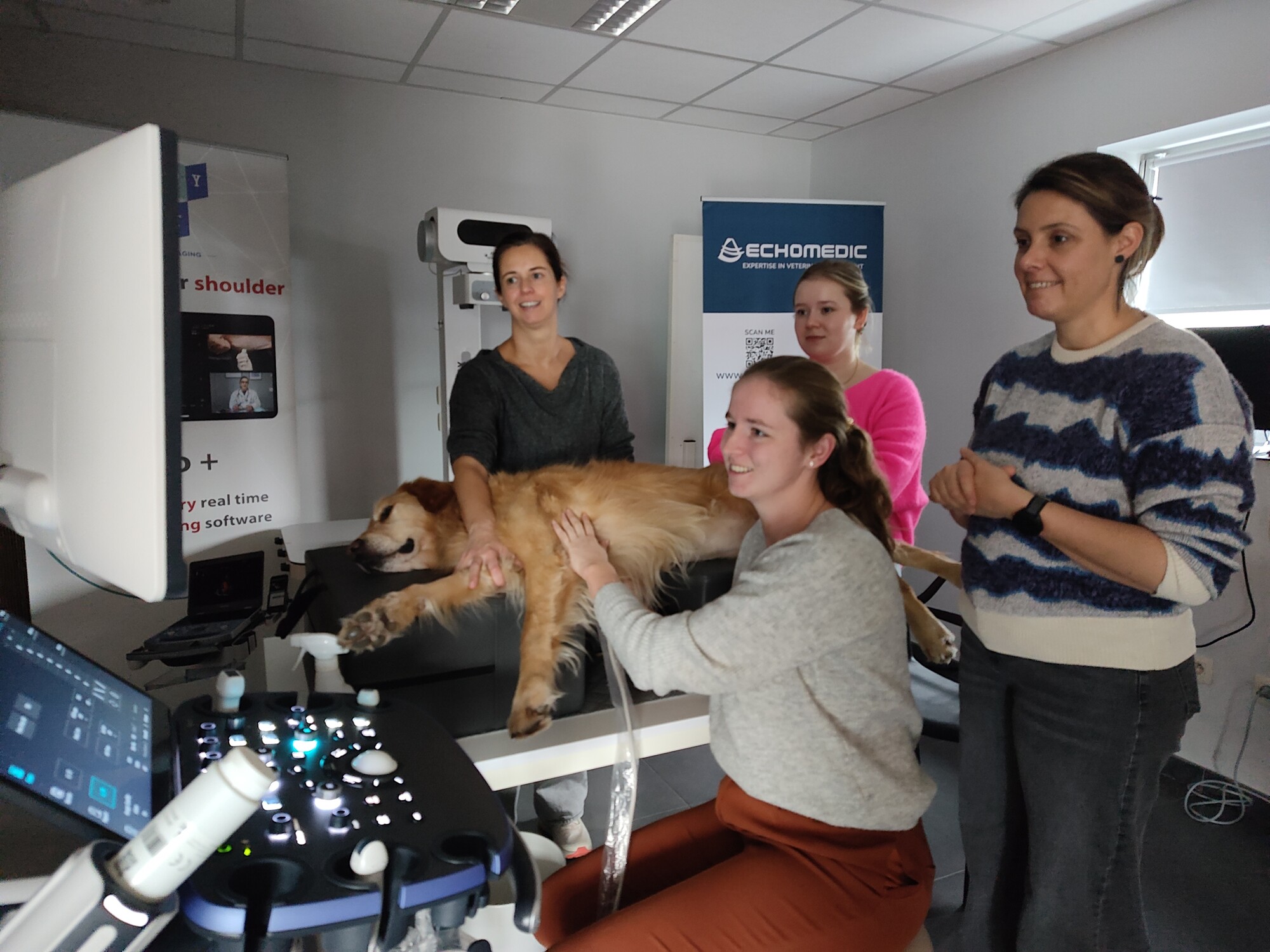 Met plezier ondersteunde Echomedic de laatste opleiding van Happy Vet voor 2025 in België. Onder de deskundige begeleiding van Prof. Dr. Pascale Smets maakten de deelnemers in deze praktijkgerichte module kennis met de basisprincipes van echocardiografie.