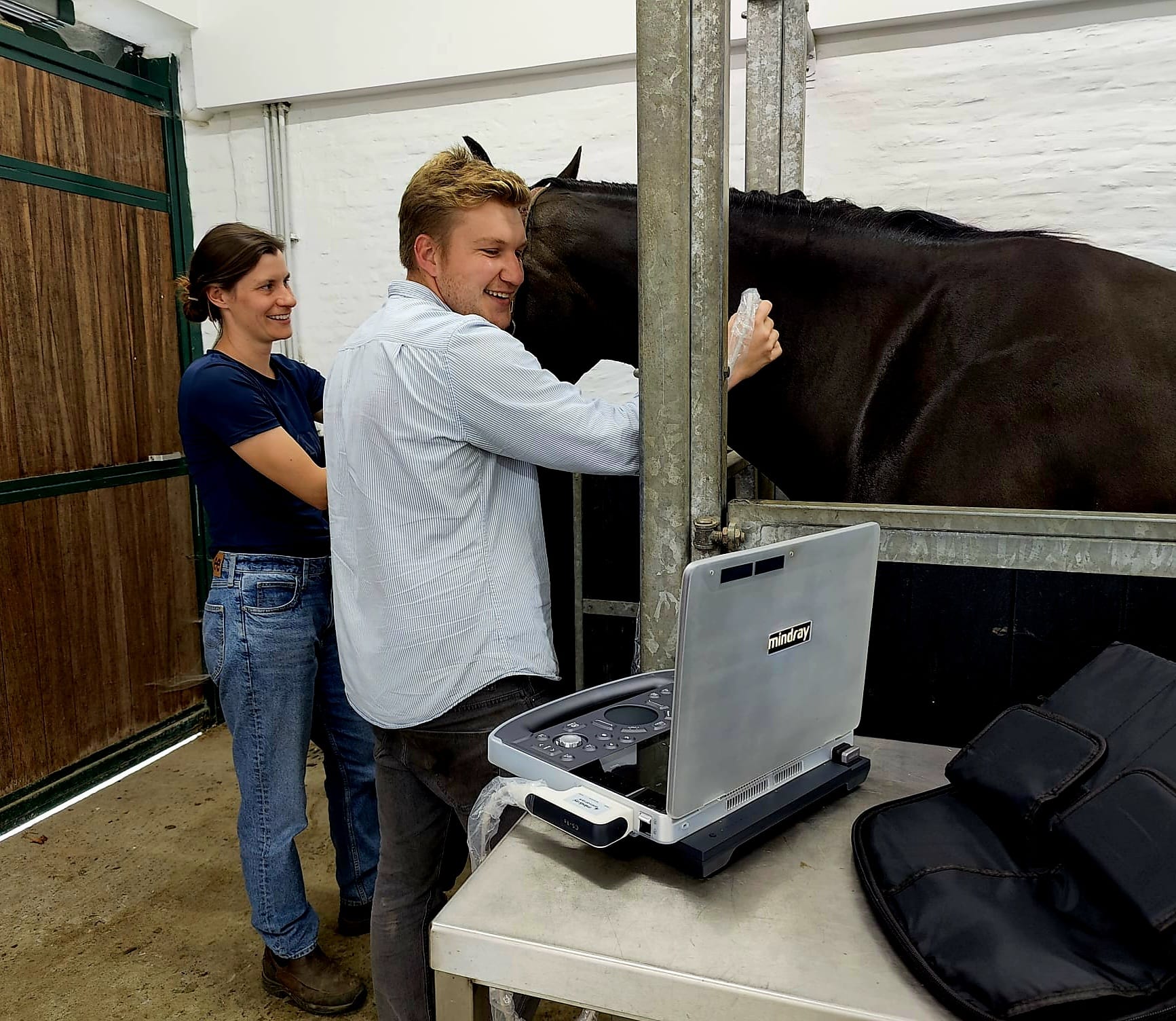 In de dierenartsenpraktijk van Hoog Hemelrijk kozen Ruben Callens en Ella Himpe elk voor een echografietoestel dat aansluit bij hun specialisaties.