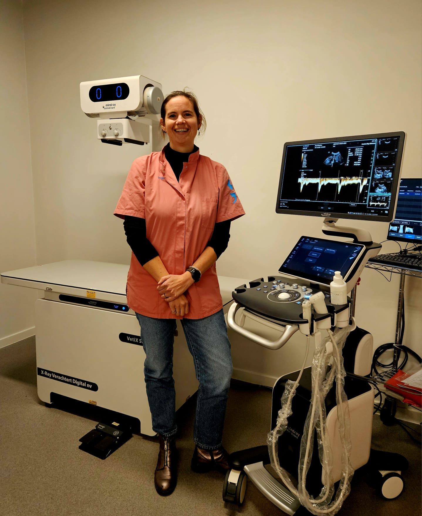 Bedankt aan Dr. Inge Jansen van DAP Achterbos voor het vertrouwen in Echomedic en X-Ray Verachtert. We mochten zowel het echosysteem Vetus 50 én het radiografiesysteem VetiX S300 van Mindray Animal installeren. Beide toestellen zijn een flinke upgrade. Felicitaties met uw aankoop!