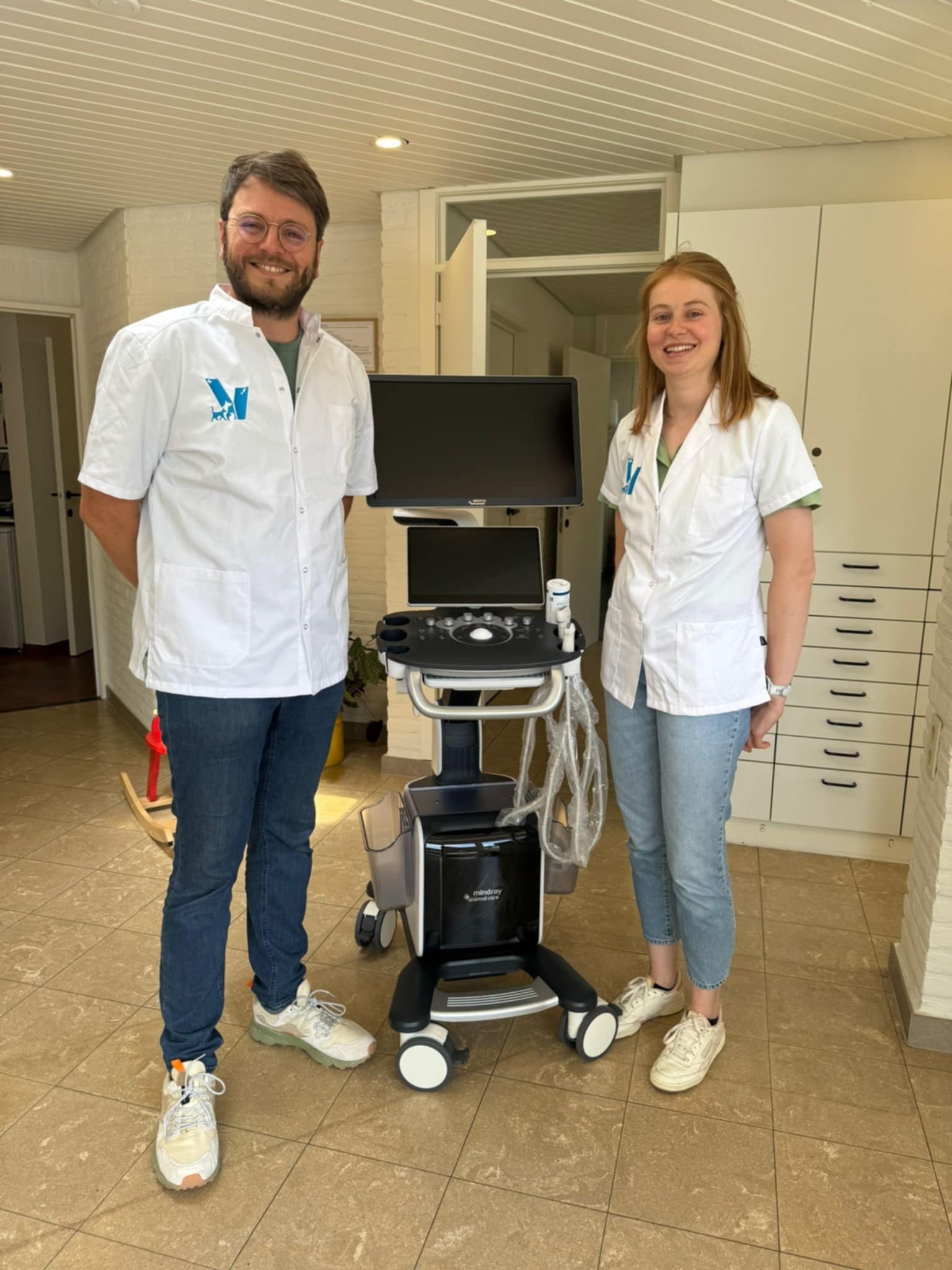 We bedanken dierenarts Thomas Vandekerkhof hartelijk voor het vertrouwen in echomedic en feliciteren hem met de overstap van zijn Aloka Prosound SSD-3500SX naar de Mindray Vetus 50.