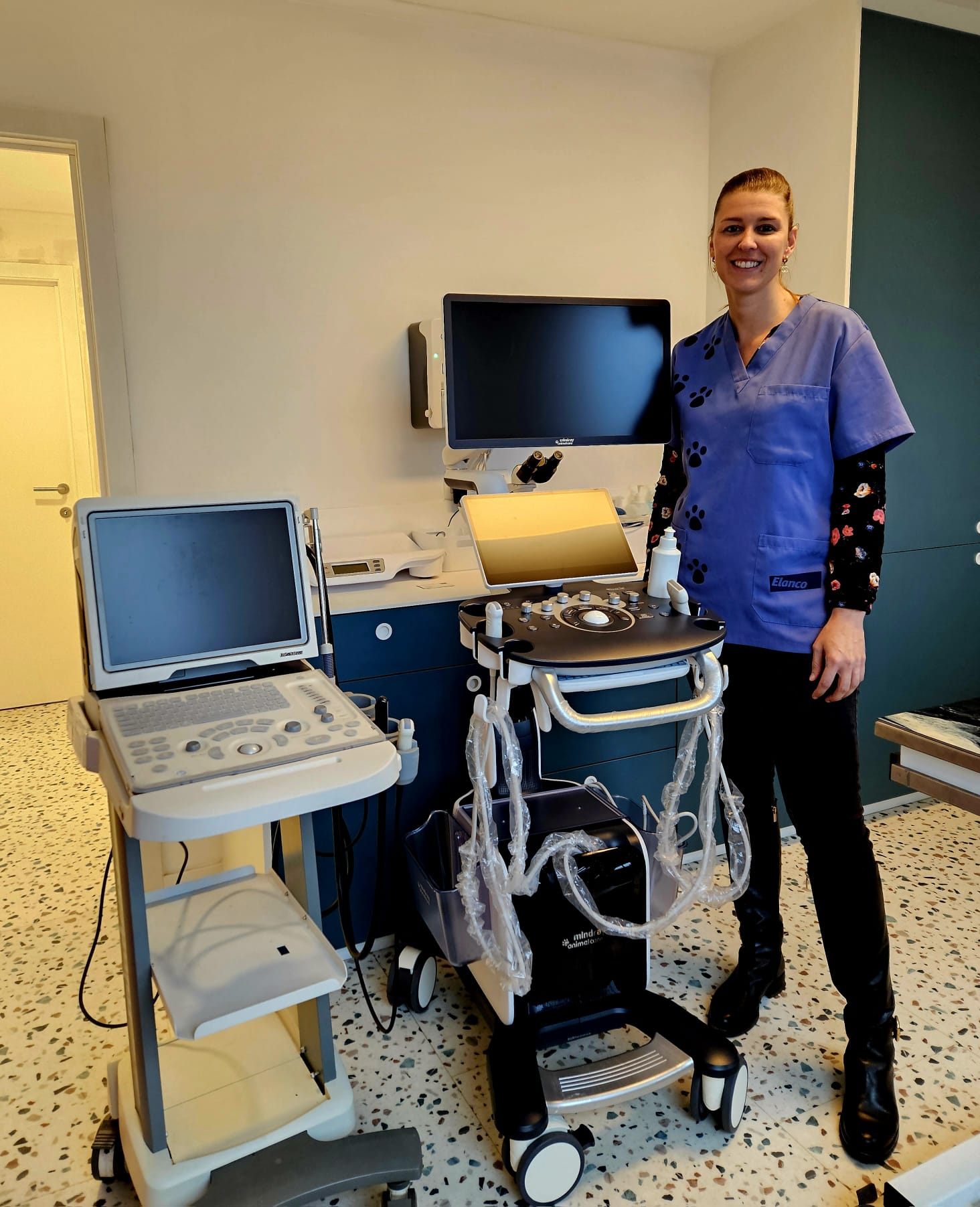 Bedankt aan Dr. Karen De Wachter voor haar blijvend vertrouwen in Echomedic! 8 jaar geleden mochten we een DP50Vet installeren.. en nu installeren we de Vetus 50 mét terugname van het oude toestel.