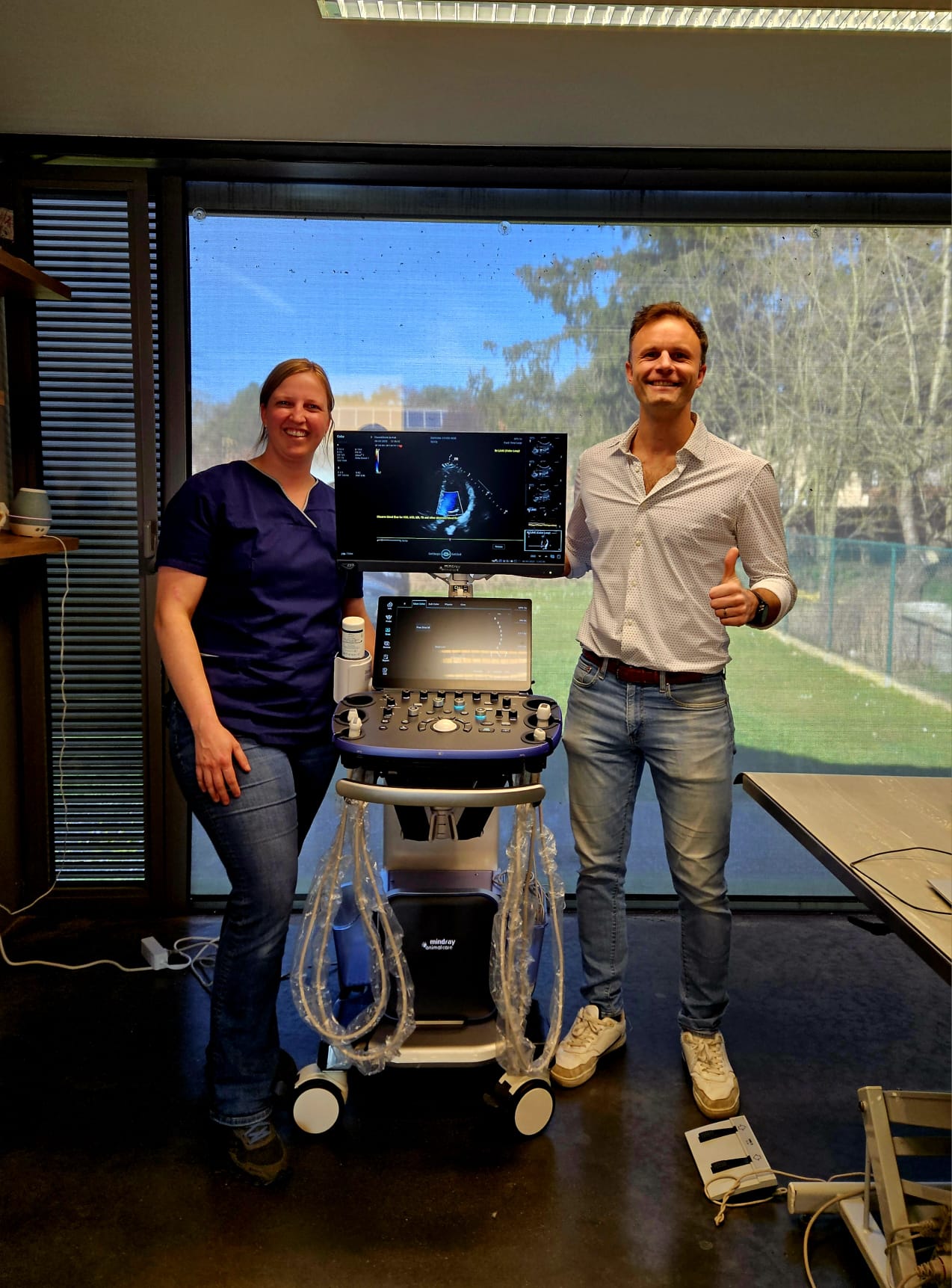 We hadden het absolute genoegen om de Vetus 9 van Mindray Animal te mogen installeren bij Dr. Lynn Vanacker van Dierenkliniek de Aak. De Vetus 9 is een premium 'shared service' echosysteem met haarscherpe beeldkwaliteit, krachtige doppler en geavanceerde technologiën