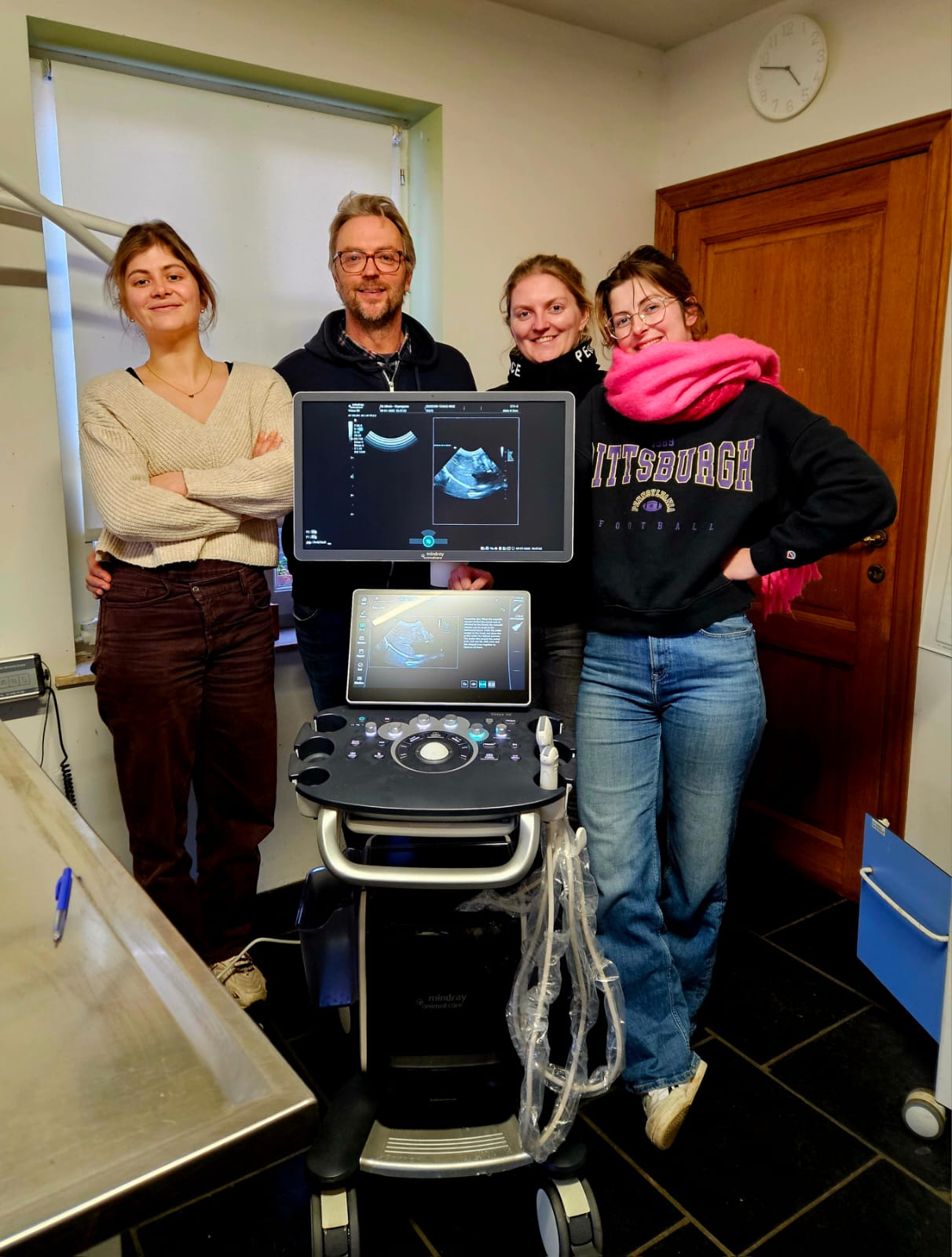 Wat een fijne installatie! We konden de Vetus 50 installeren bij DAP Huysegoms-Mievis, dit team van vader en dochters kozen voor de Vetus 50 van Mindray Animal gezien de goede beeldkwaliteit, de scherpe prijs én de service van Echomedic.