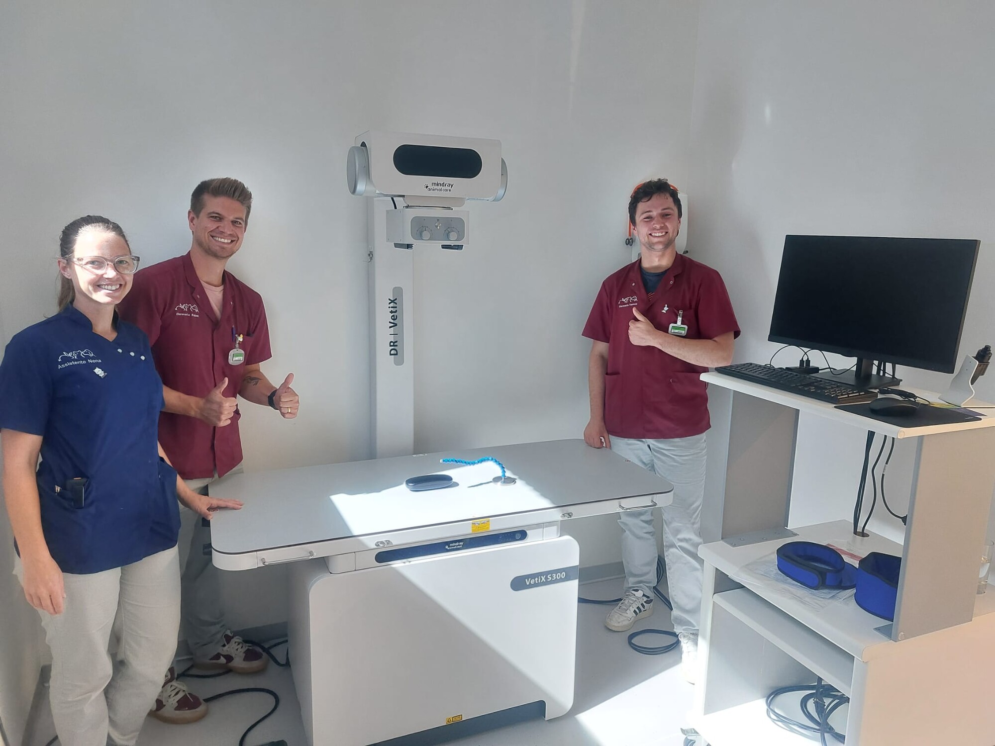 Kliniek Daktari investeerde recent in de Mindray VetiX S300 – een geavanceerd DR-radiografiesysteem speciaal ontwikkeld voor de veterinaire praktijk.

Met innovatieve functies zoals iShotHelper (intelligente positioneringshulp), iVocal (stemgestuurde bediening), iFast-start (one-key-power-on) en iSolo (efficiënte workflow voor één gebruiker) biedt de VetiX S300 snelle, nauwkeurige en gebruiksvriendelijke radiografie voor zowel kleine als grotere huisdieren.