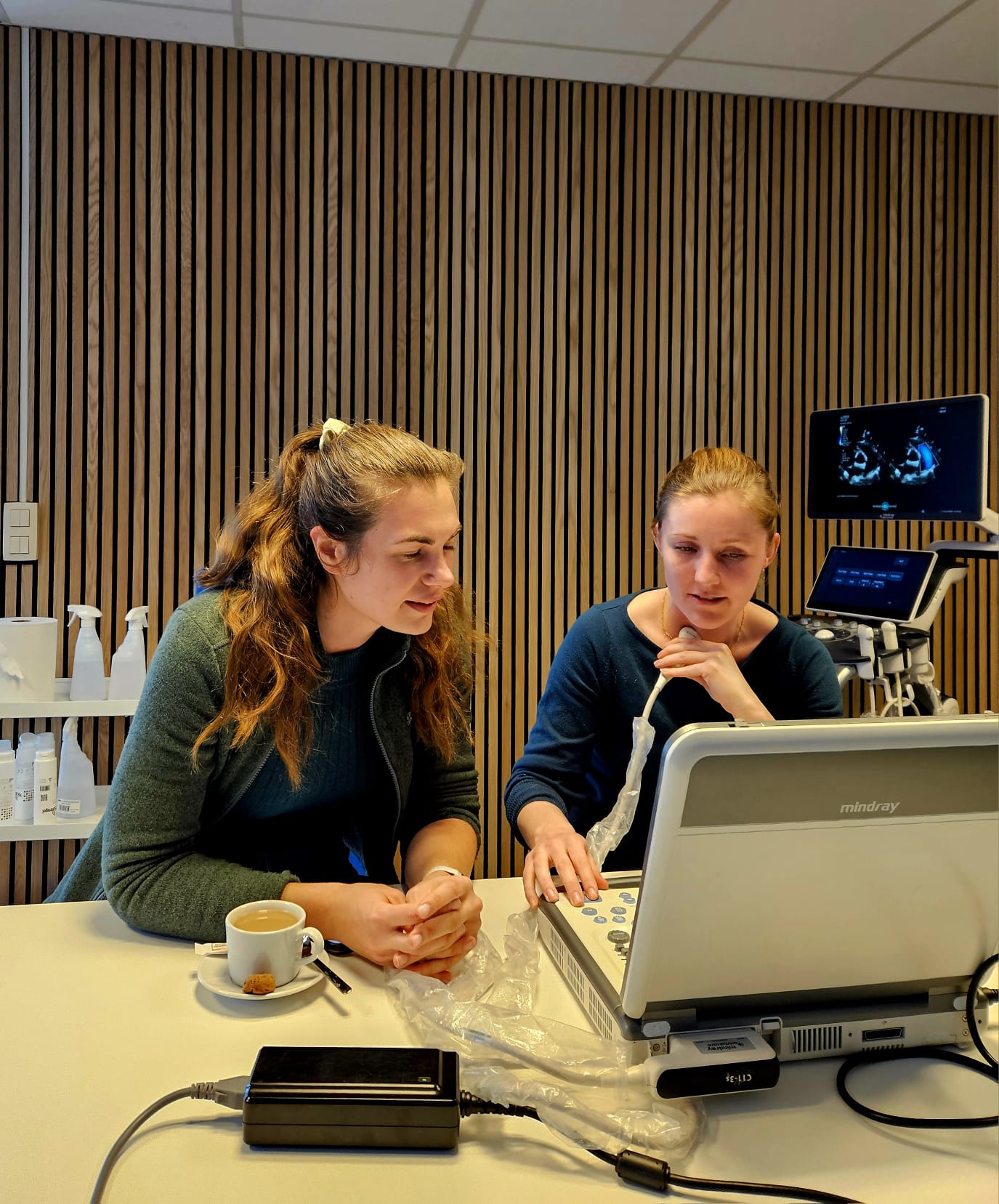 Wat een plezier om een startende dierenarts te kunnen helpen. Dr. Elsa Pollart start haar praktijk op en zocht een echosysteem geschikt voor abdominale echografie bij gezelschapsdieren, MSK echografie én dracht echografie bij paarden.