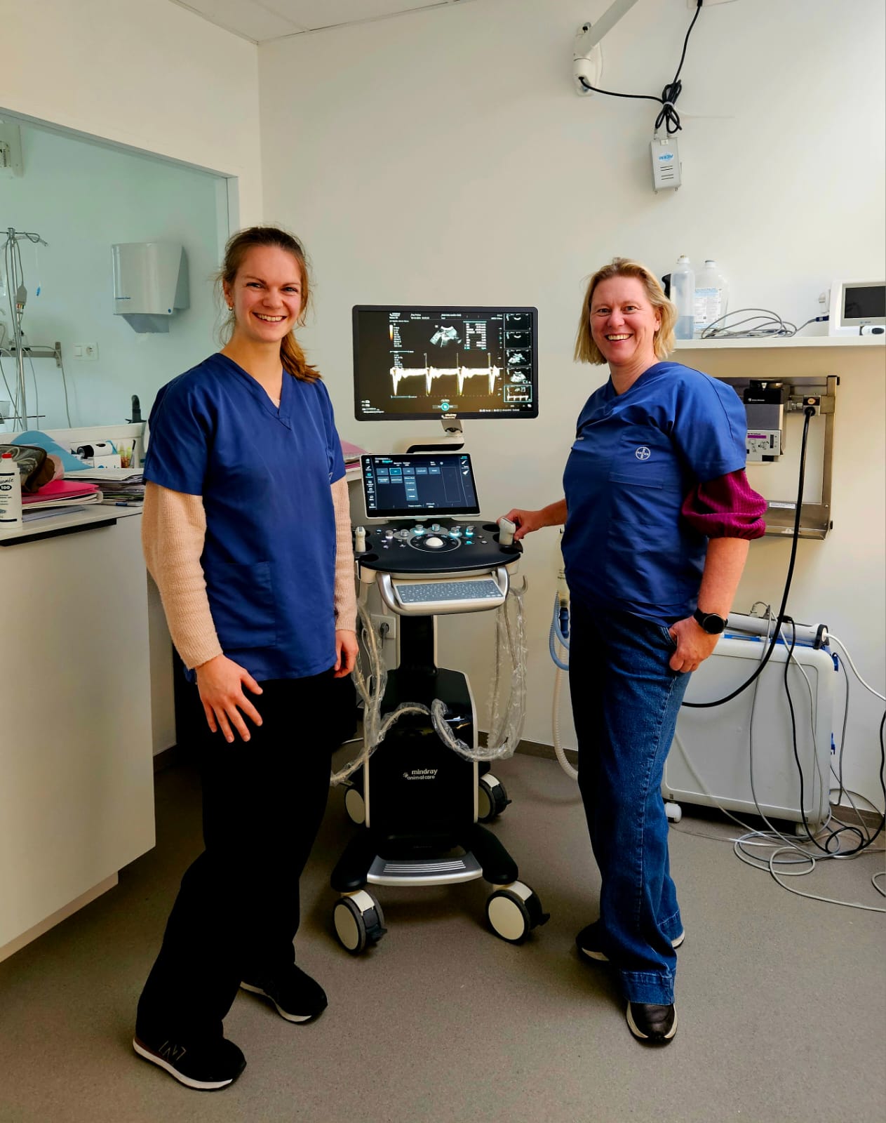 Dank aan dr. Van Wesemael van DAP Potiau voor de aankoop van de Vetus 50! De Vetus 50 is een sterk allround toestel dat gebruikt gaat worden voor abdominale echografie. Het is een serieuze verbetering ten opzichte van het oude toestel. Veel succes en dank voor vertrouwen.