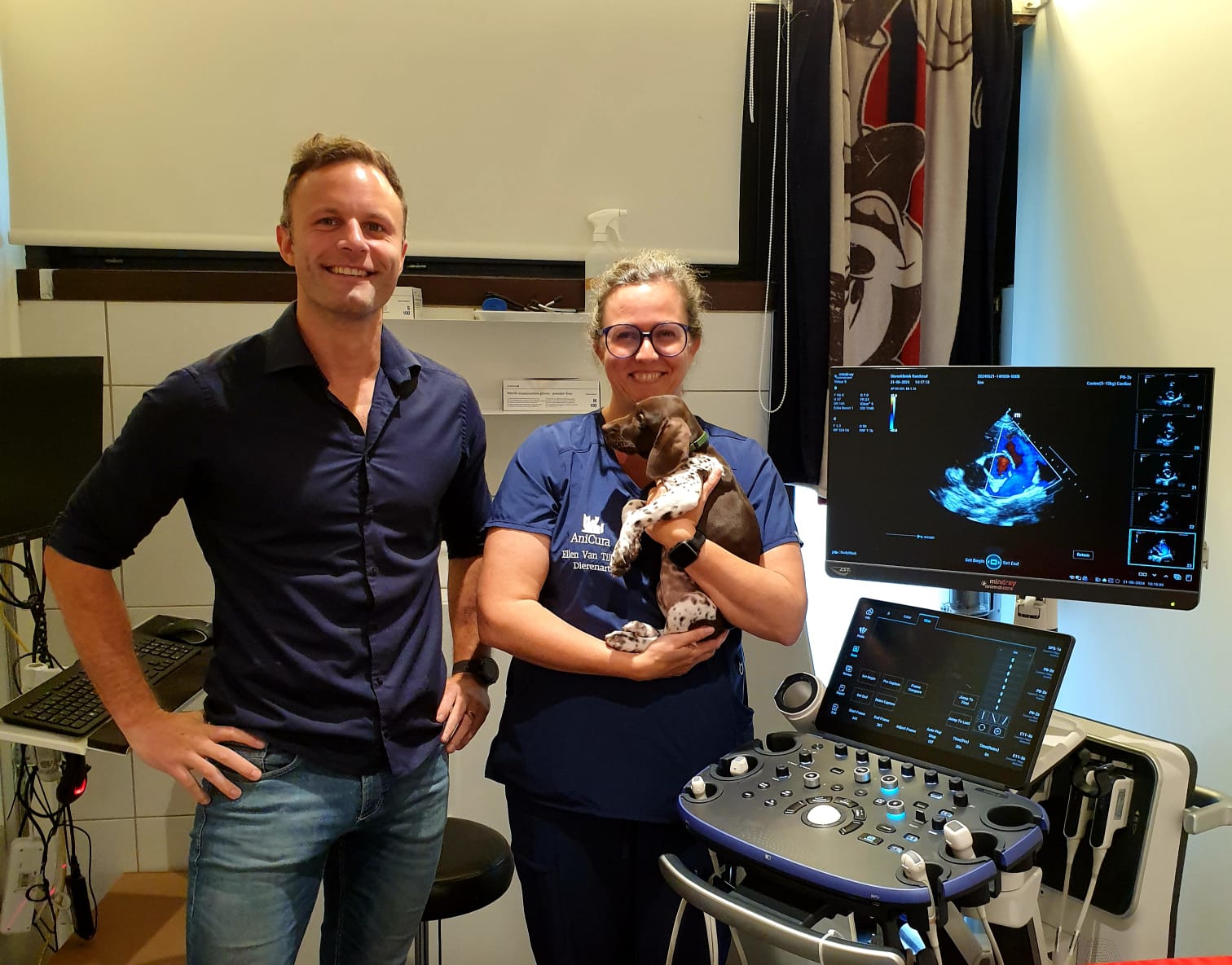 Felicitaties aan Dr. Ellen Van Tilburg van Anicura Dierenkliniek Randstad met hun aankoop van de (link: https://echomedic.be/nl/veterinary/producten/mindray-vetus-9 text: Mindray Vetus 9), premium echografiesysteem voor premium cardiale echografie.