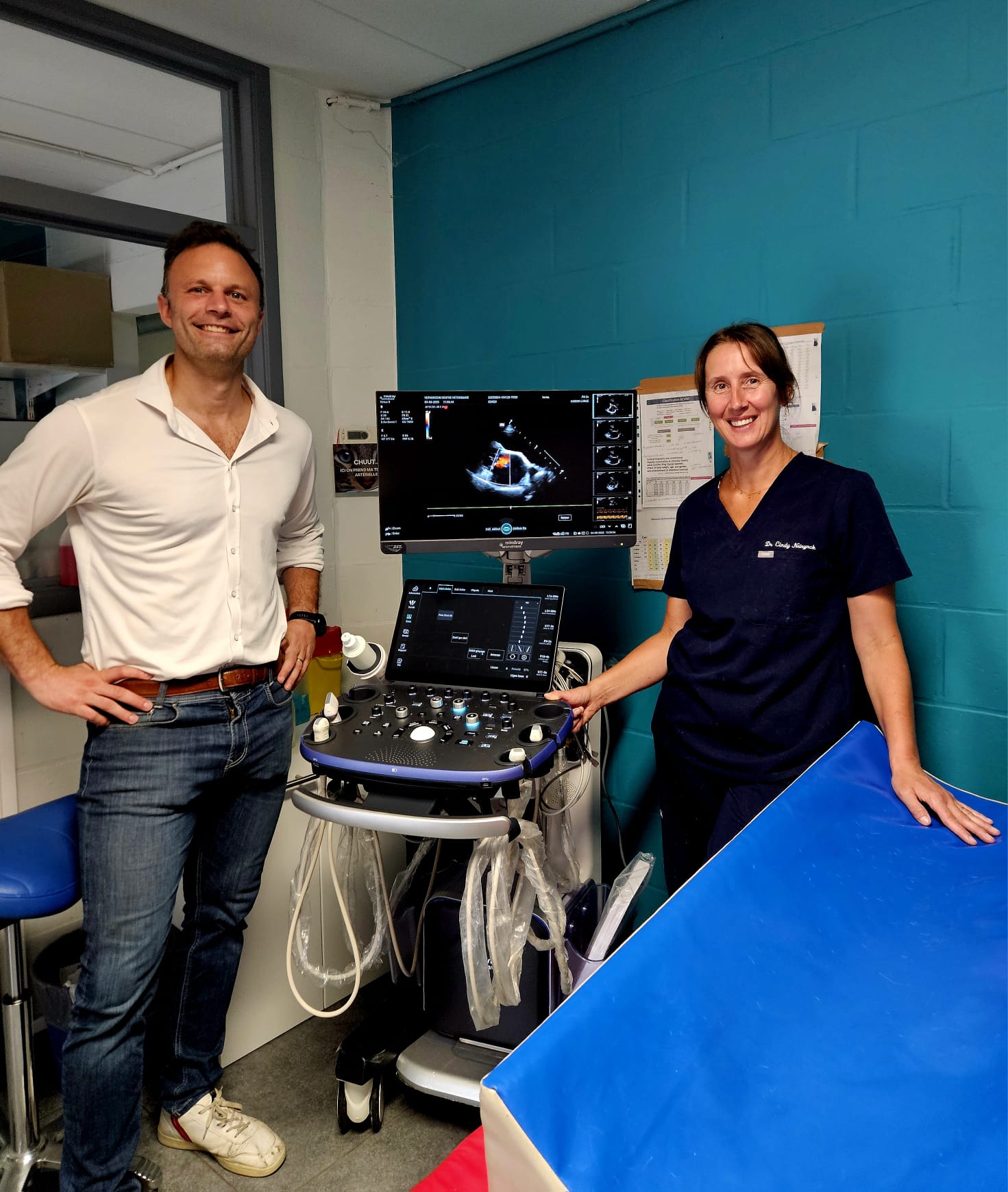 Bij Cindy Neirynck werd recent de Vetus 9 van Mindray geïnstalleerd als opvolger van haar trouwe Vetus 7. Met deze upgrade kiest ze voor de nieuwste technologie in echografie, met nog scherpere beelden, geavanceerde softwarefuncties en een vloeiende gebruikerservaring. De Vetus E5 werd aangeschaft voor de POCUS en spoedgevallen binnen de praktijk.