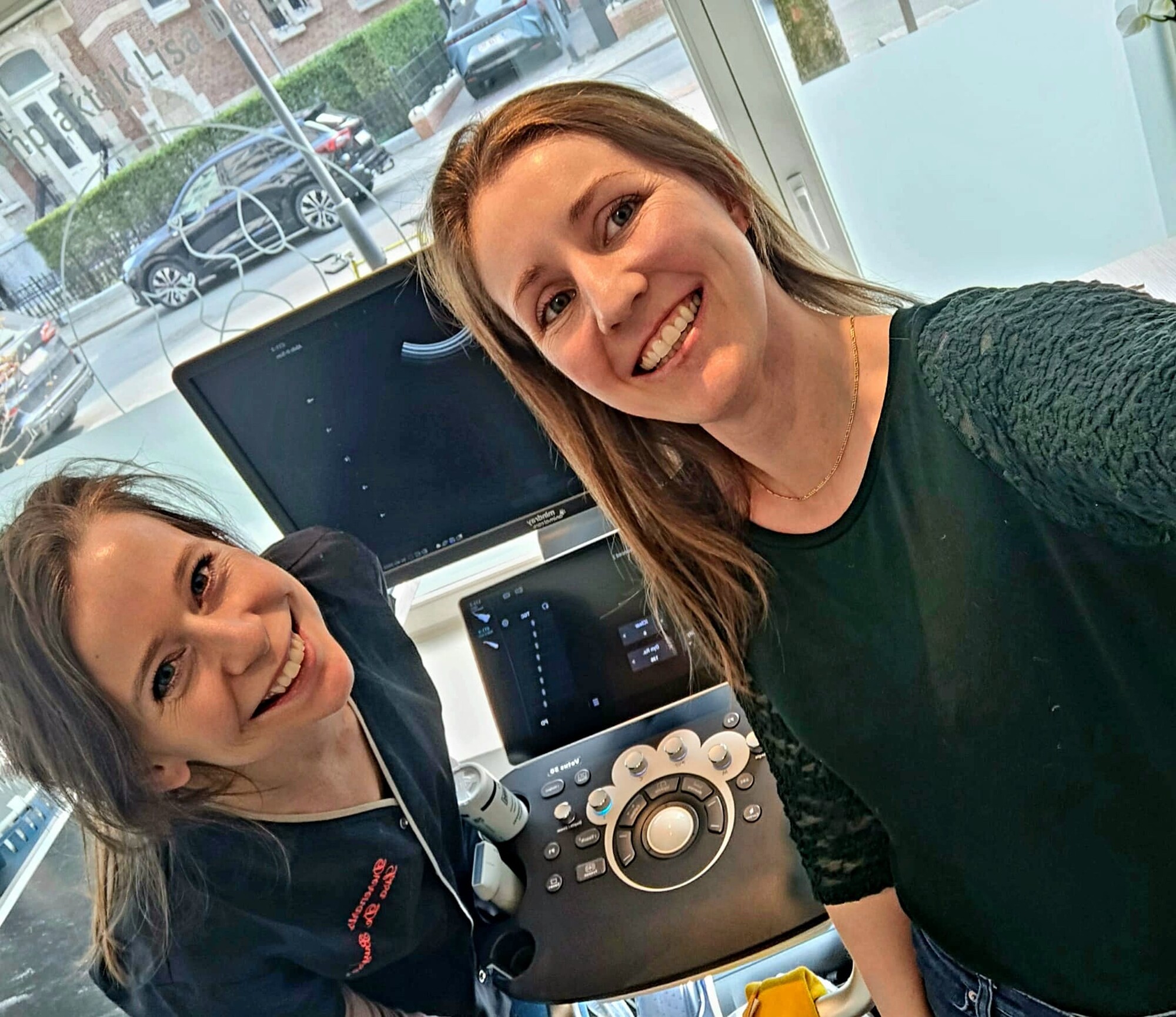 Installatie van de Vetus 50 en de Vetix S300 bij Dr. Lisa De Buyser

Bij Dr. Lisa De Buyser hebben we onlangs de Vetus 50 voor abdominale echografie en de Vetix S300 RX geïnstalleerd, een krachtige combinatie die een aanzienlijke verbetering betekent ten opzichte van haar oude systeem. De nieuwe apparatuur biedt haar een aanzienlijk verbeterde beeldkwaliteit en workflow.

We hebben het oude apparaat overgenomen, dat inmiddels een tweede leven heeft gekregen bij een andere klant – een mooie circulaire oplossing waar we allemaal trots op kunnen zijn.