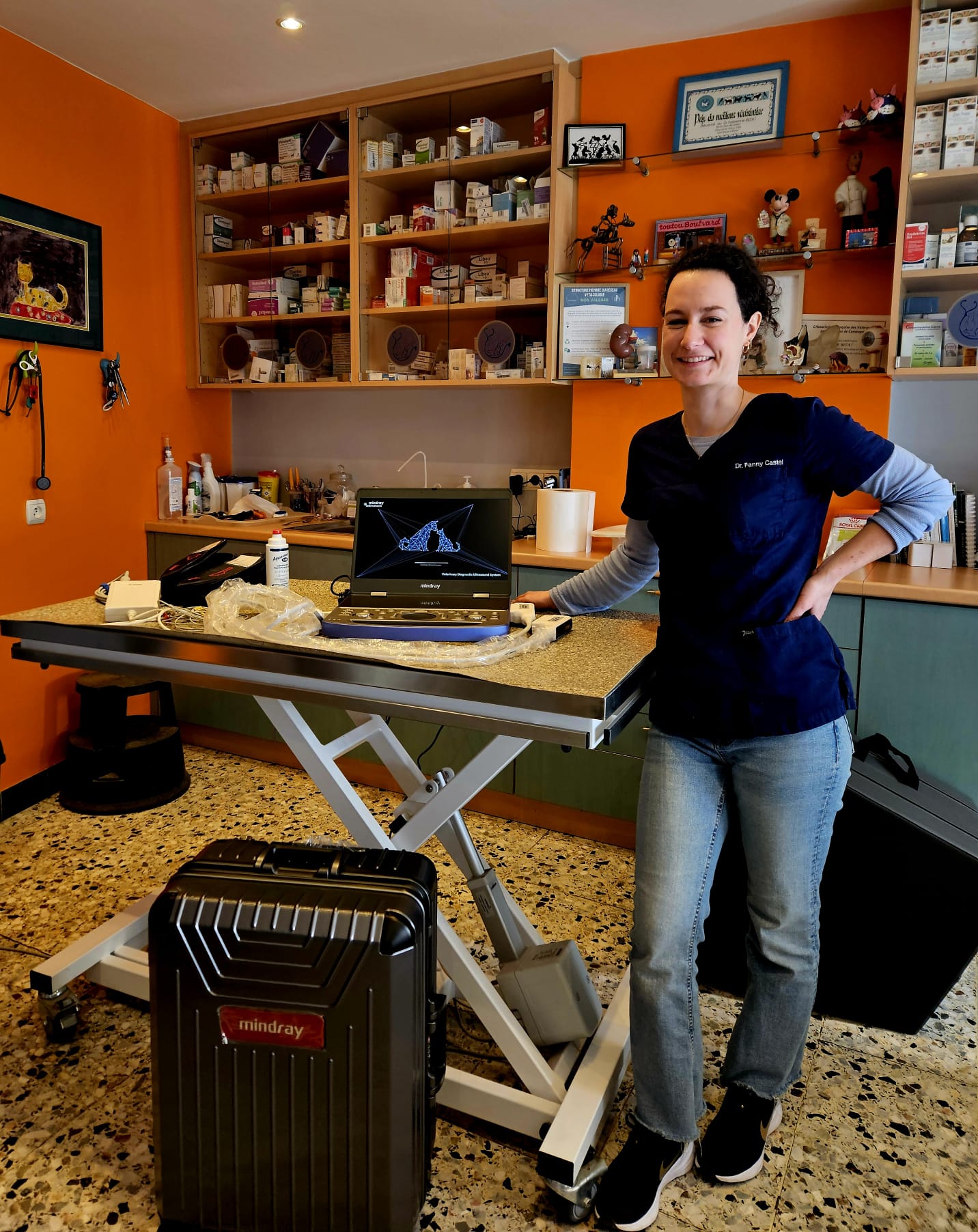 Dr. Fanny Castel kiest voor de Mindray Vetus E7, een high-end echografiesysteem voor itineraire echografie bij verschillende praktijken. Met deze upgrade kan ze zowel abdominale als cardiale echografie uitvoeren met uitzonderlijke precisie.