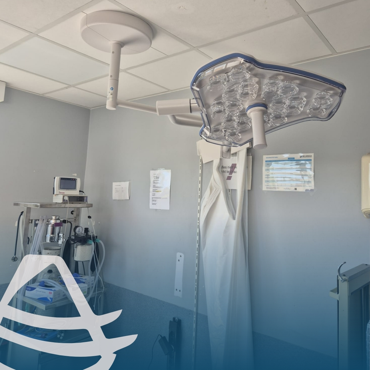 Het Echomedic-team installeerde een Mindray VeLED S5 wandgemonteerde chirurgische LED-lamp bij Nesto Kliniek DNA Herent.