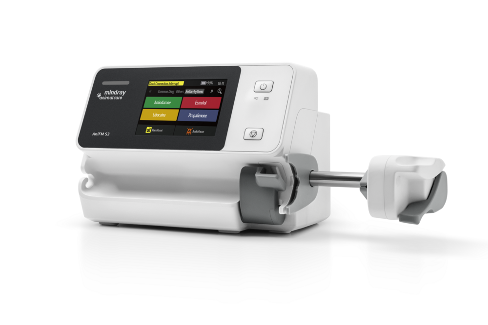 De Mindray AniFM S3 is een compacte veterinaire spuitpomp met een nauwkeurigheid van ± 1,8 % en negen infusiemodi. Met een 3,5-inch touchscreen in groot lettertype, Bolus GUARD bij het inleggen van de spuit en een batterij die 6,5 uur meegaat.